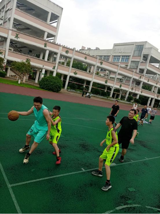  父子同台竞技书写篮球佳话