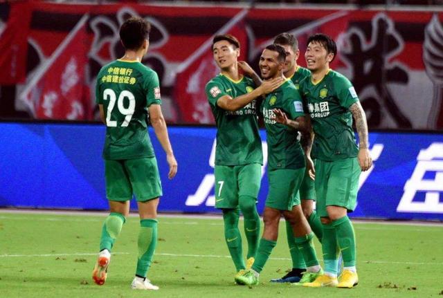  联赛积分榜首，卫冕冠军领跑群雄