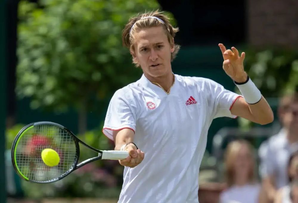  埃文斯草地驰骋，伊斯特本赛击败名将折桂