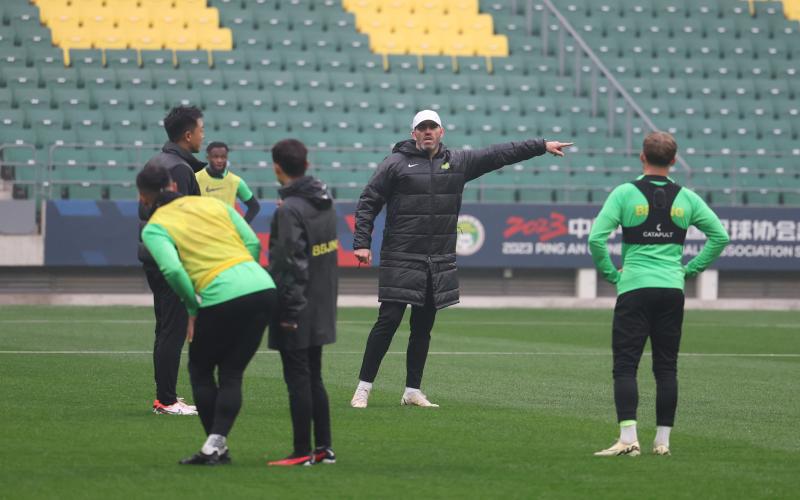  赛前训练开放日，球迷零距离接触球星