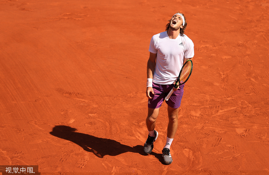  西西帕斯网前截击屡建奇功强势过关