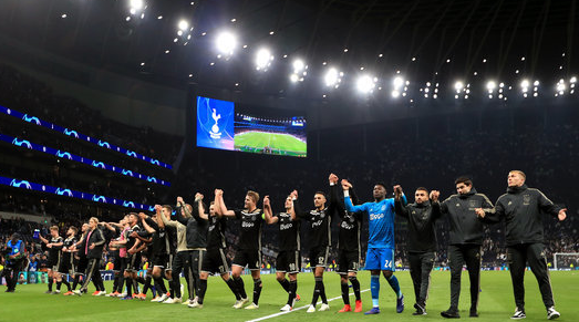  资格赛黑马一路狂奔，正赛首轮爆冷取胜