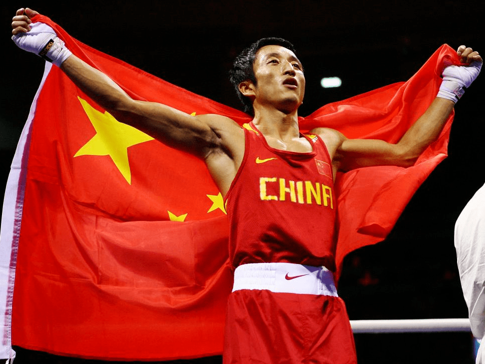  队长袖标激励前行，逆境中展现领袖范