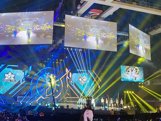  电竞场馆座无虚席，粉丝热情点燃赛场氛围  